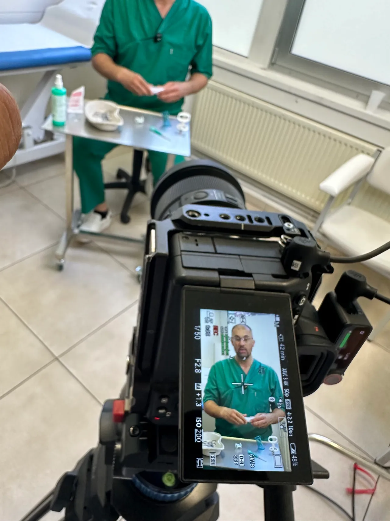 Blick auf den Kameramonitor während des Drehs eines Aufklärungsvideos