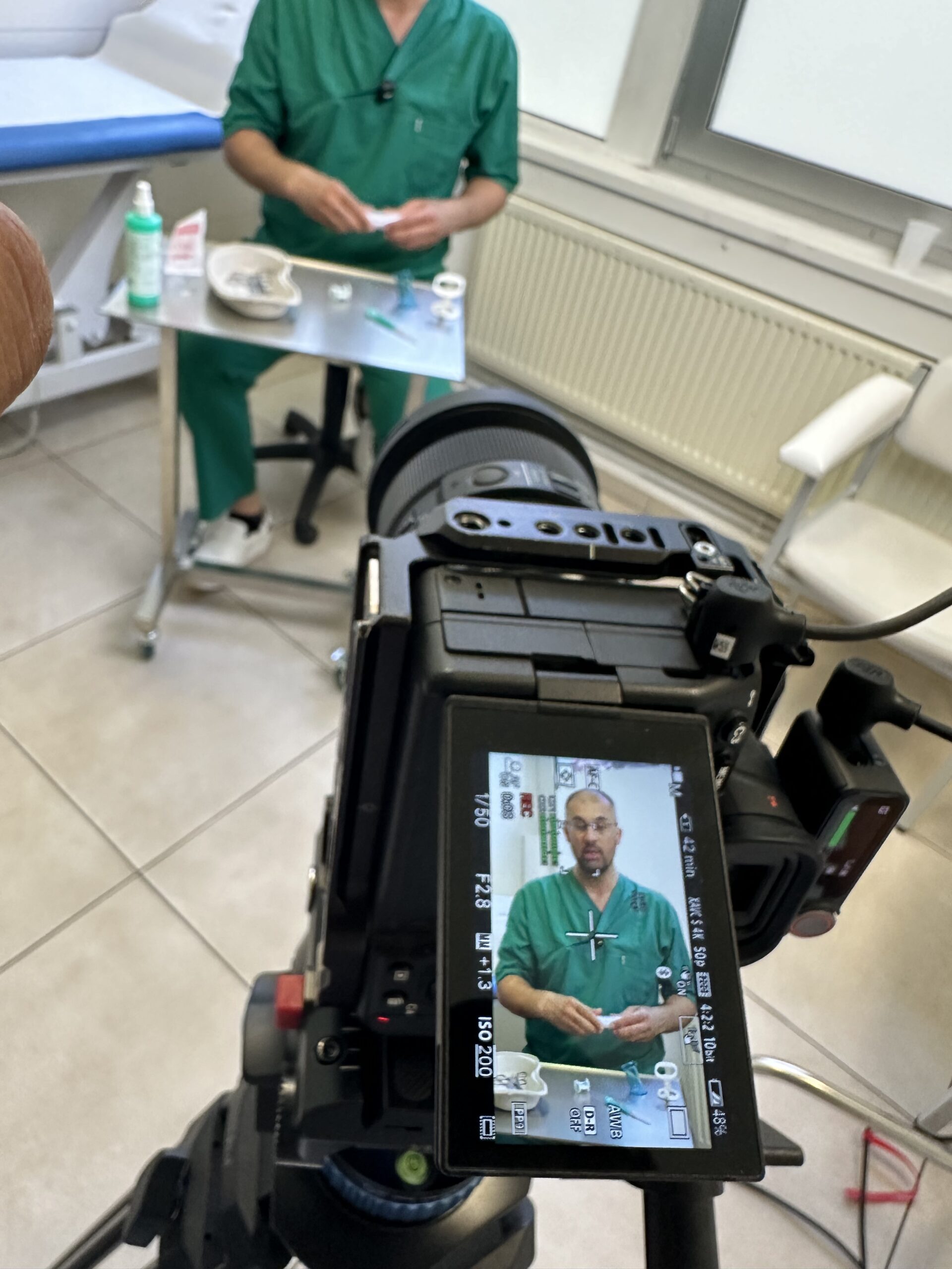 Blick auf den Kameramonitor während des Drehs eines Aufklärungsvideos